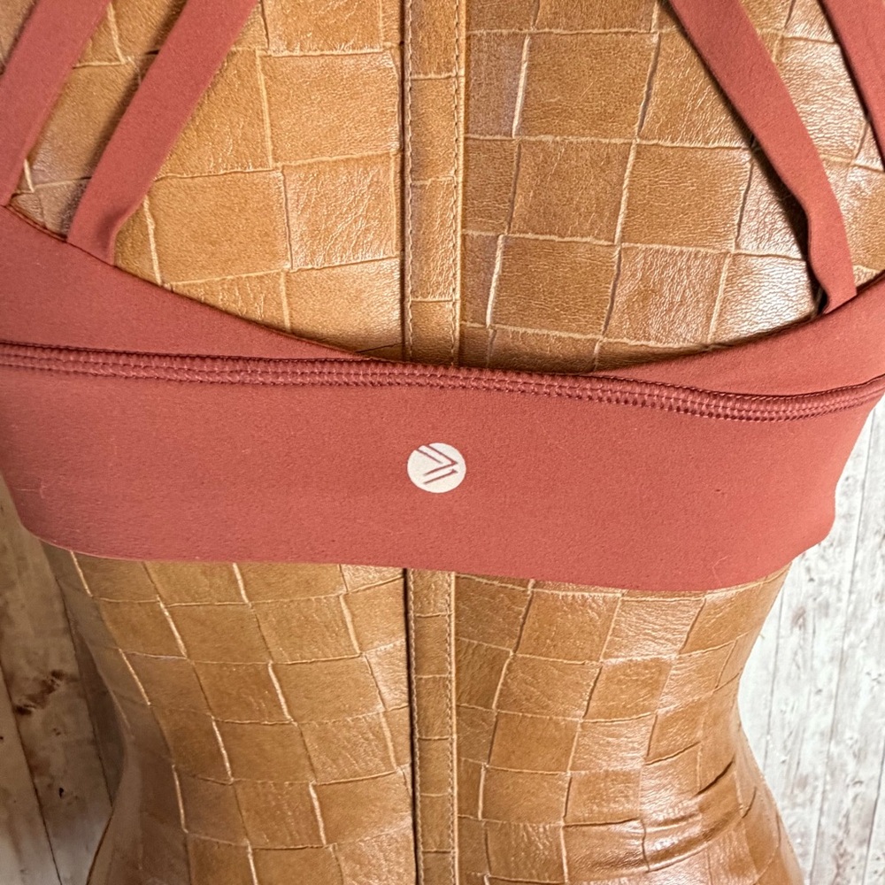 Savvi Moisture-Wicking 'Sun' Sports Bra - Picture 5 of 6
